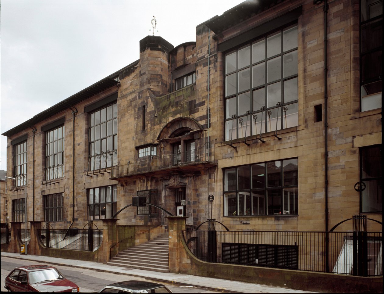 Utsikt over School of Fine Arts designet av arkitekten Charles Rennie Mackintosh (1868-1928) av Charles Rennie Mackintosh