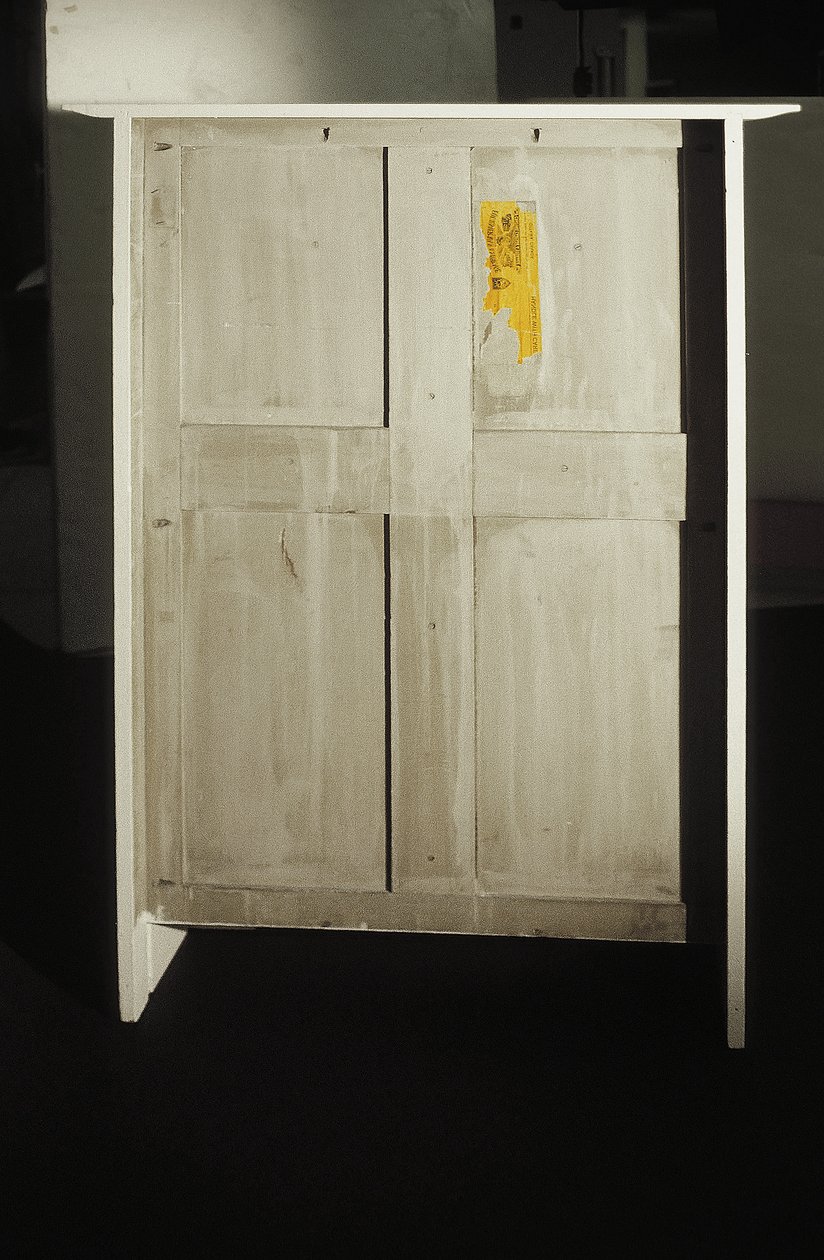 Hvitt skap designet for Mrs. Rowat, 1902 (tre, farget glass, emalje) av Charles Rennie Mackintosh