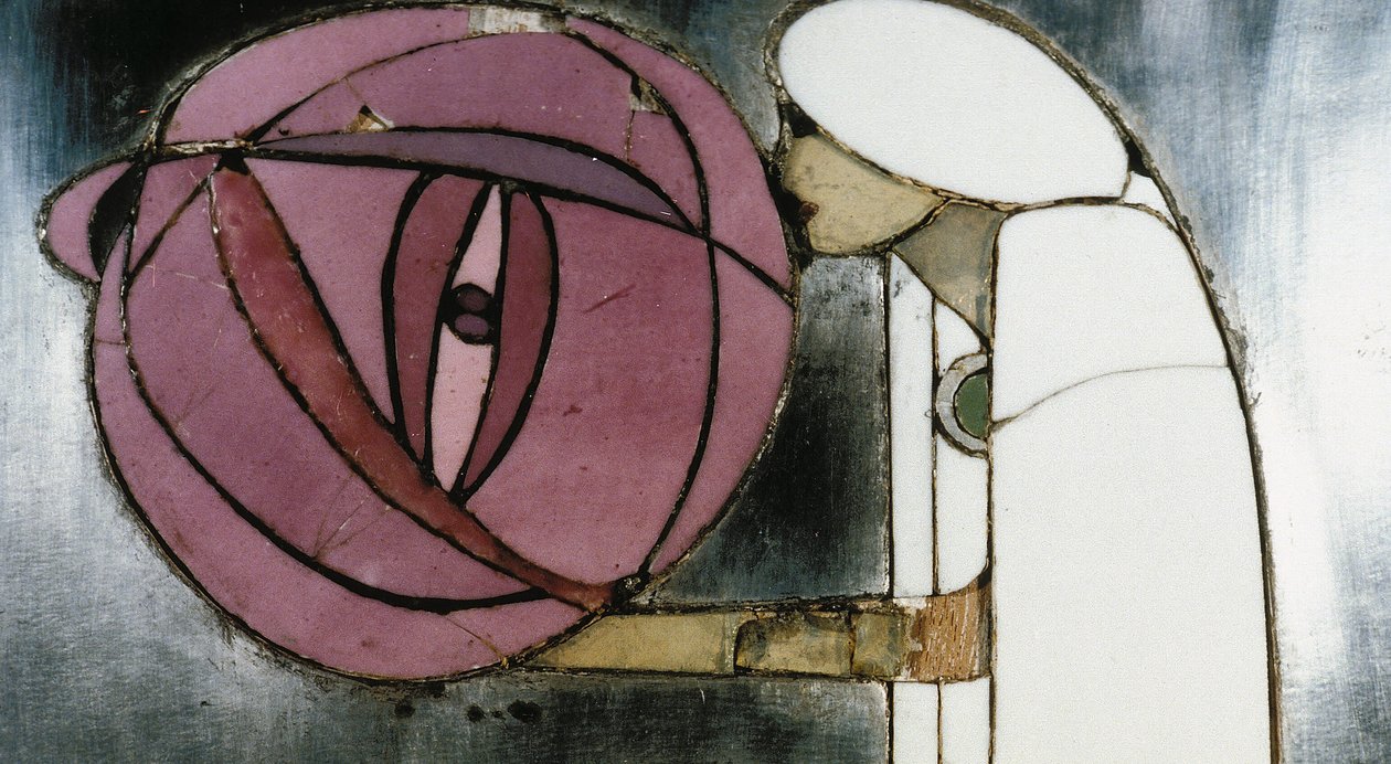 Hvitt skap designet for Mrs. Rowat, 1902 (tre, farget glass, emalje) av Charles Rennie Mackintosh