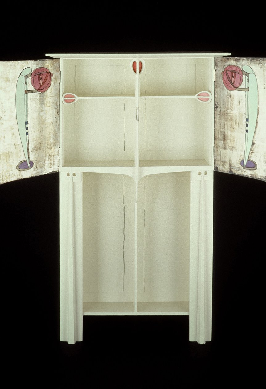 Hvitt skap designet for Mrs. Rowat, 1902 (tre, farget glass, emalje) av Charles Rennie Mackintosh