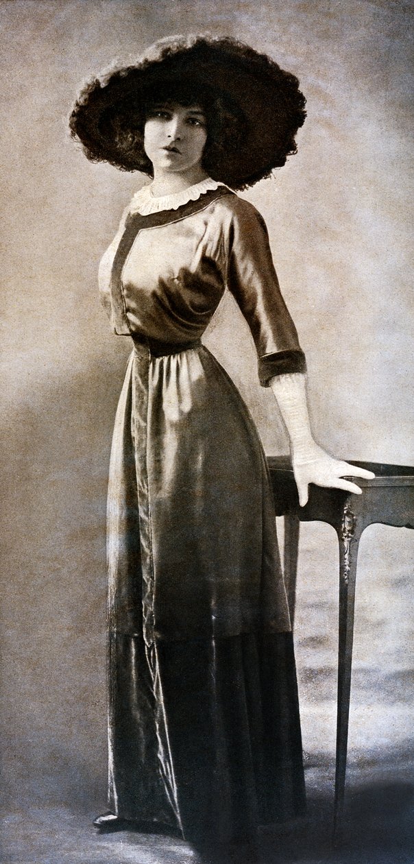 Portrett av Emilie Bouchaud, i midjen til Polar Veps, rundt 1909 (s/hv-bilde) av Charles Reutlinger