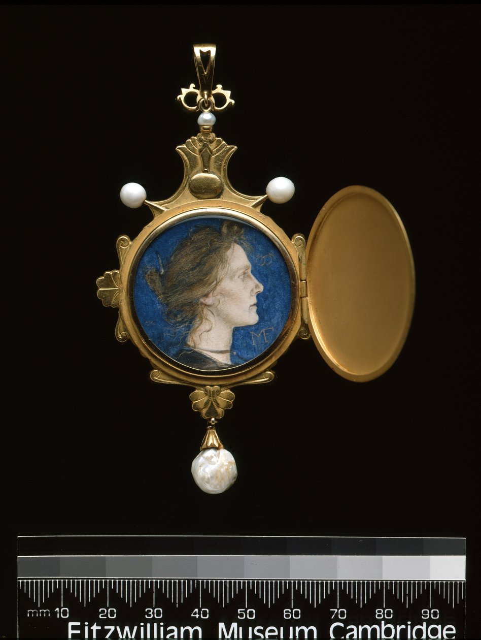 Anheng: Miss Edith Emma Cooper (1862-1913) 1901 (gull, emalje, perle og wc) av Charles Ricketts