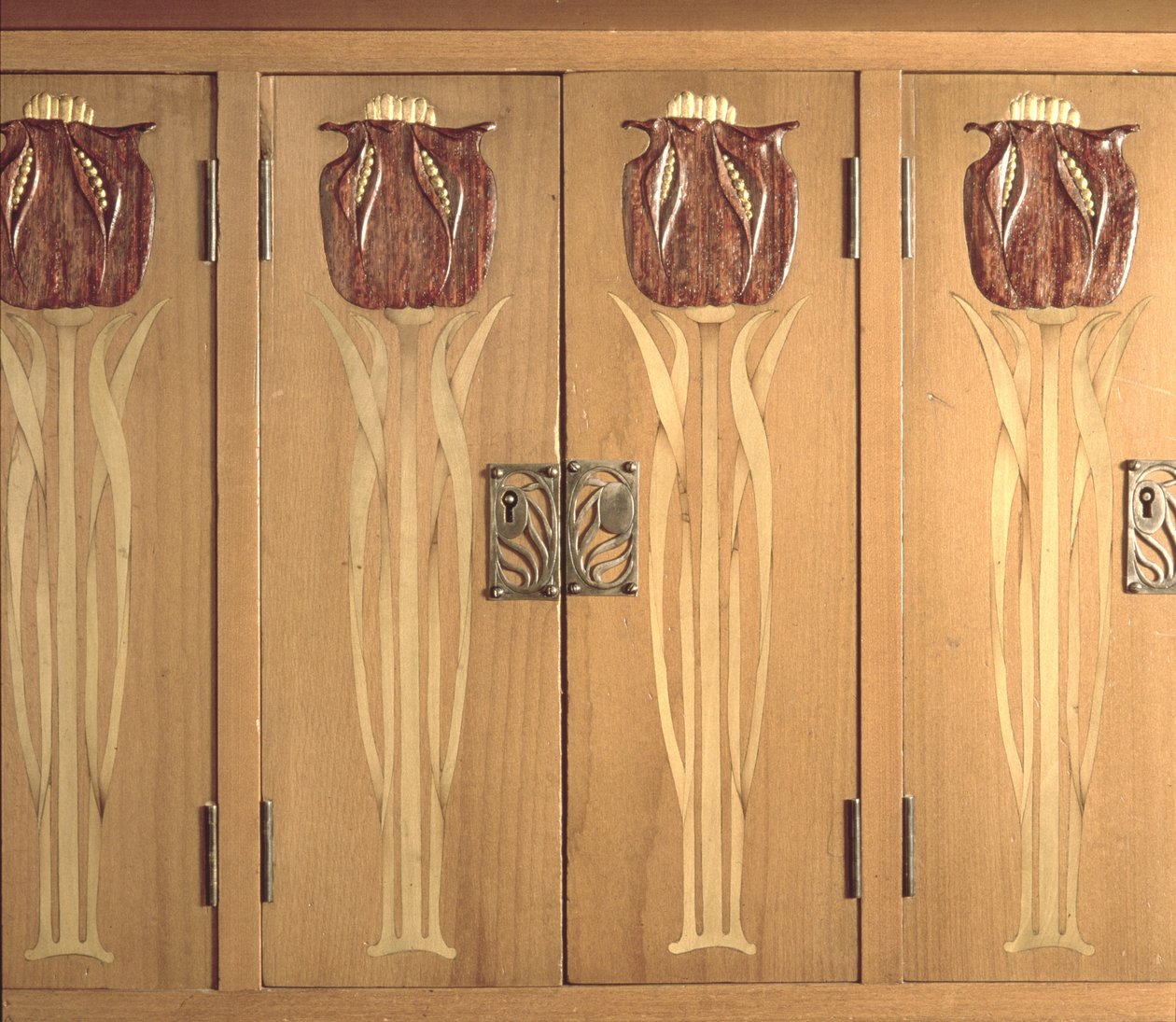 Detalj av utskåret innlegg på skap, laget av Guild of Handicraft, ca. 1898-99 (mahogni, kristtorn og messing) av Charles Robert Ashbee
