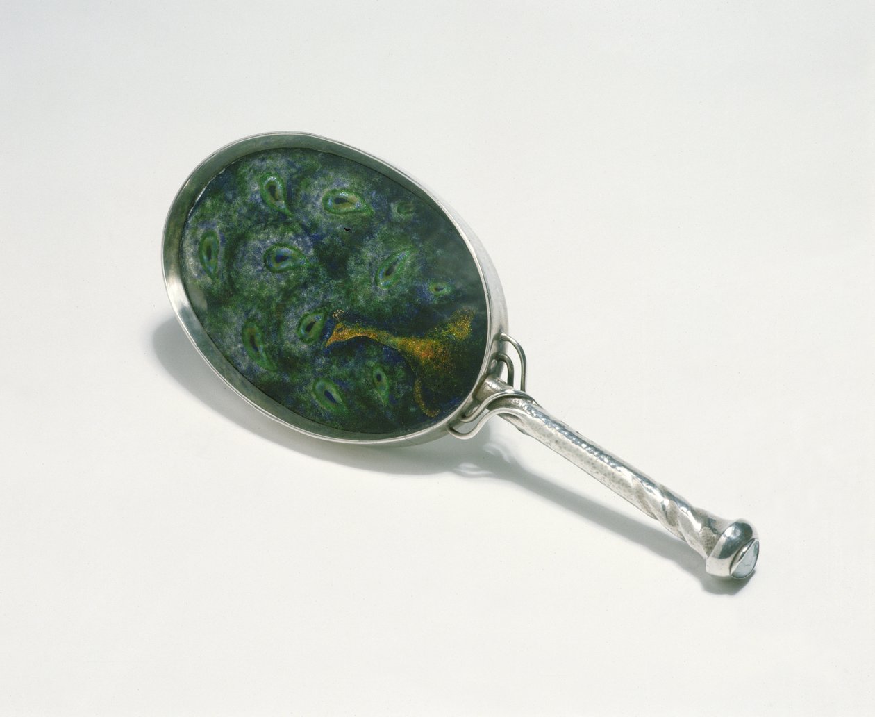Håndspeil designet av Ashbee med påfugldesign emaljert av William Mark, laget av Guild of Handicraft, 1903 (sølv) av Charles Robert Ashbee