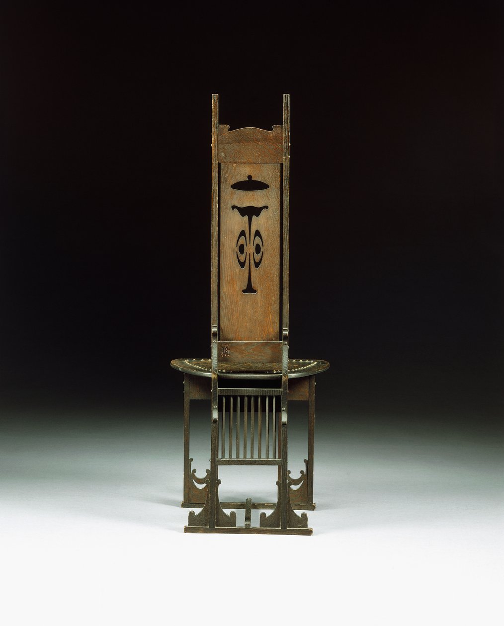 En sidestol, med gjennomhullet design, ca. 1899 (utskåret eik) av Charles Rohlfs