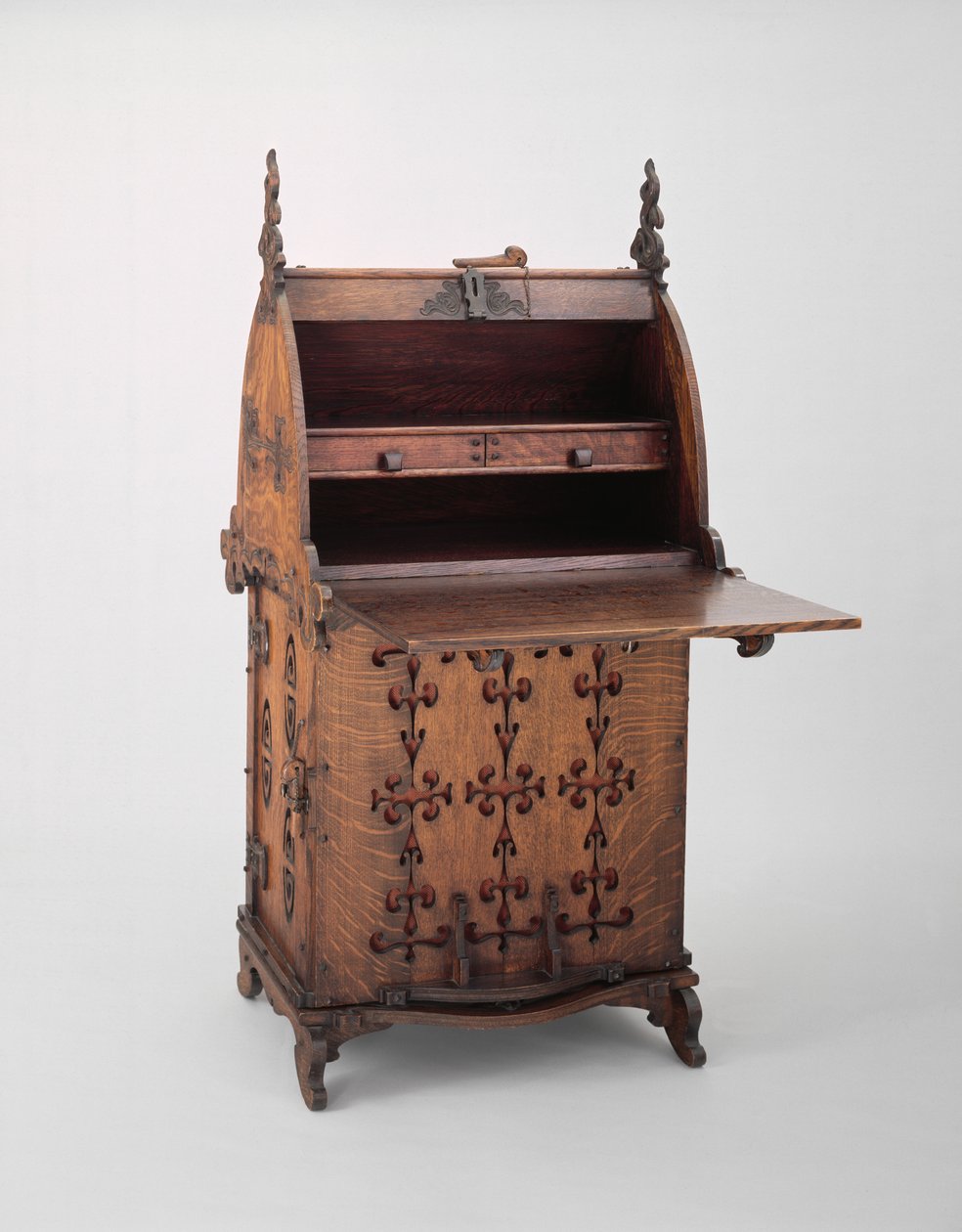 Skrivebord, ca. 1889 (eik, jern, maling og burlap) av Charles Rohlfs