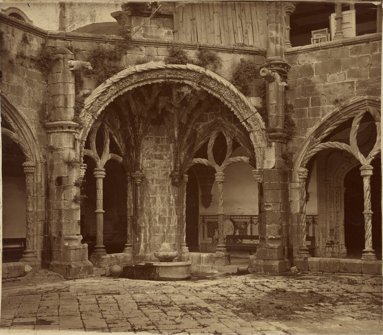 [Stillhetens klostergang, Santa Cruz de Coimbra-klosteret] av Charles Thurston Thompson