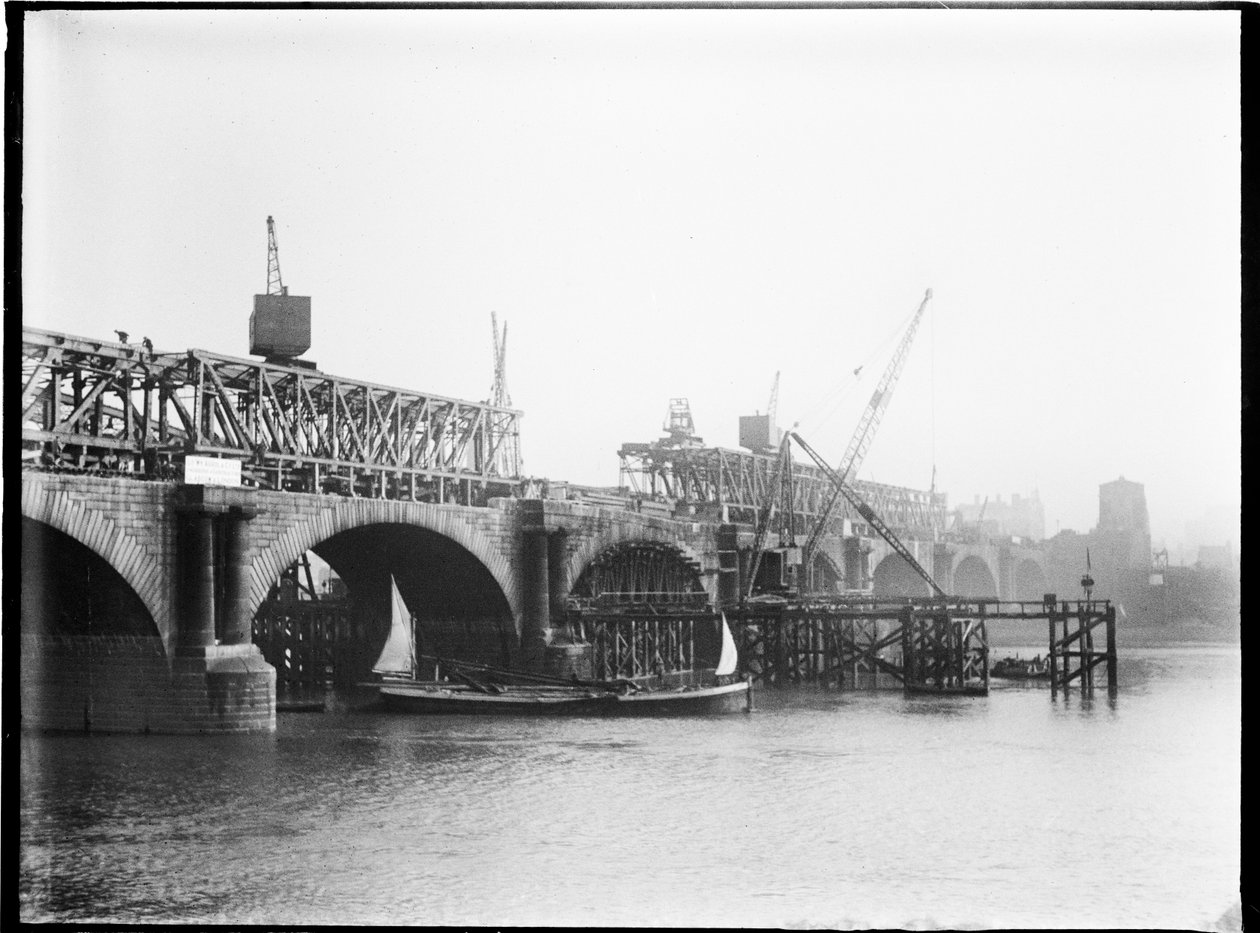 Demolition of Waterloo Bridge, City of Westminster, Greater London Authority, 1936.    1184564   no       norwegian Successfully Translated  Original: Head of an Girl from Civita dAntino in Regional Dress Catarinella, 1890. Translat: Head of an Girl from C av Charles William Prickett