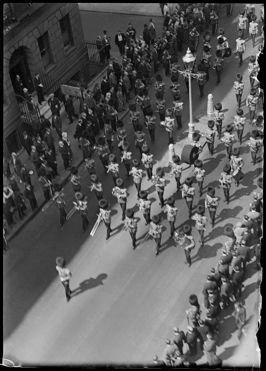 Begravelsesprosesjon av en tjenestemann tildelt Victoria Cross, London, tidlig på 1930-tallet. av Charles William Prickett