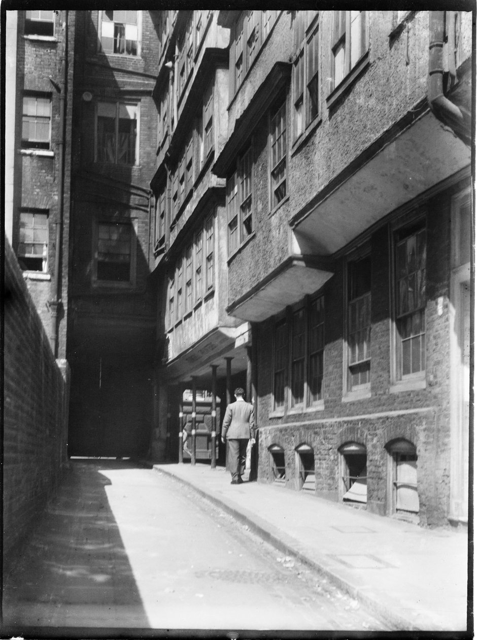 Middle Temple Lane, Temple, City of London, Greater London Authority, 1930-tallet. av Charles William Prickett