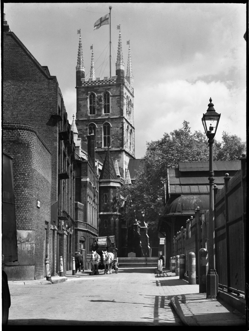 Southwark Cathedral, Montague Close, Southwark, Greater London Authority, 1930-tallet. av Charles William Prickett