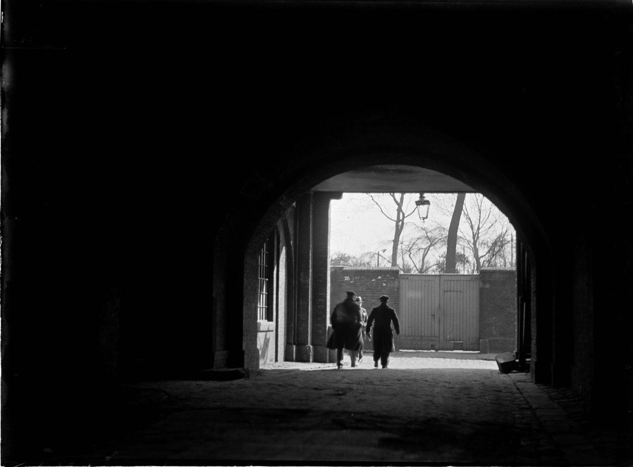 Tunnel eller overbygd passasje som ser mot tre figurer, Greater London Authority, 1930-tallet. av Charles William Prickett