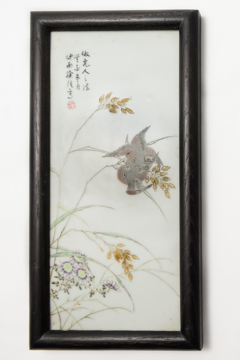 Famille rose tallerken av Xu Zhongnan, 1920-1935 av Cheong Nam Choi