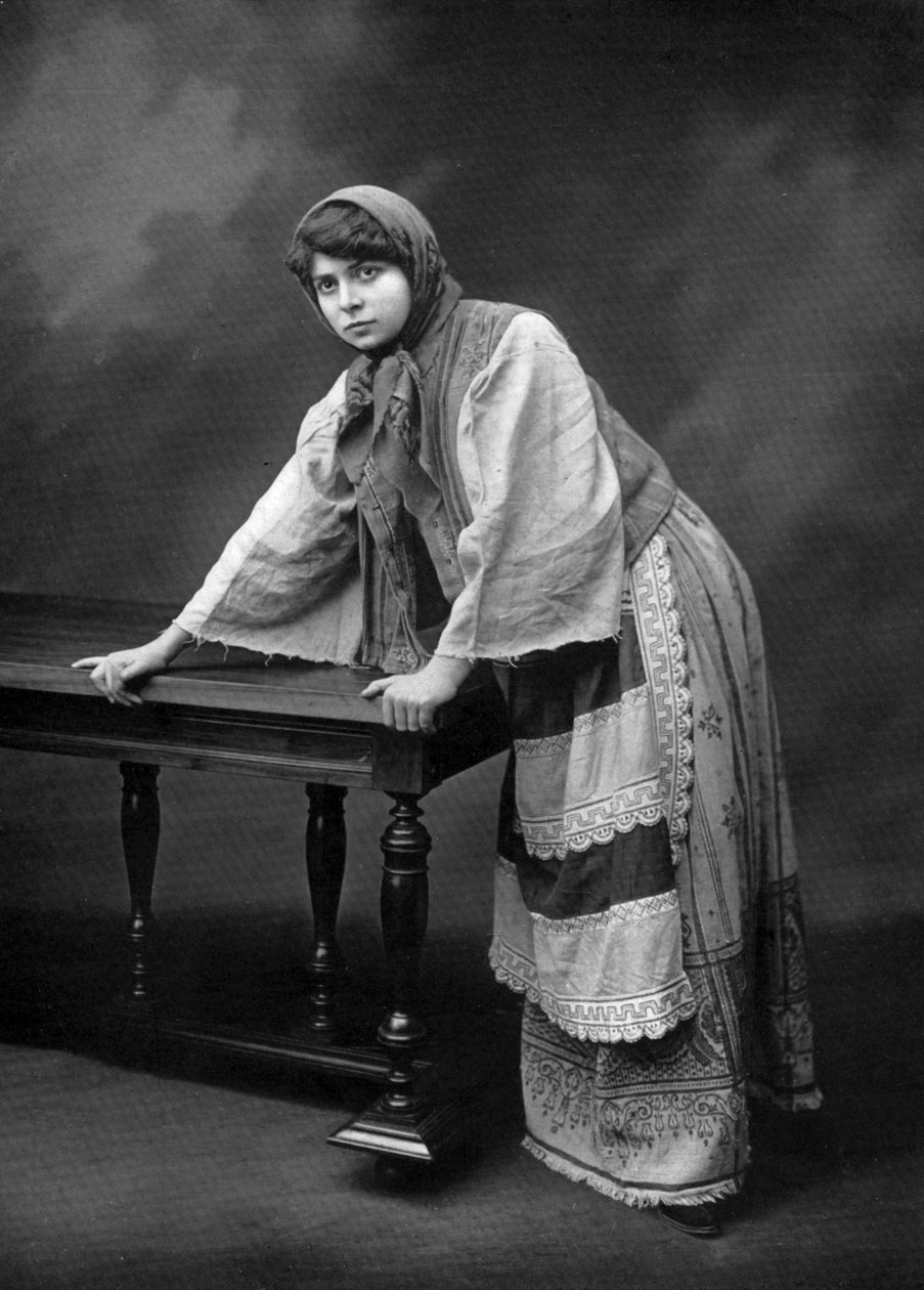 Den franske skuespillerinnen Jane Rosni-Derys som Sonia Randzew i skuespillet "Les revoltes", Paris, foto av Cheri Rousseau og Glauth fra den franske avisen "Le theatre" desember 1908 av Cheri Rousseau