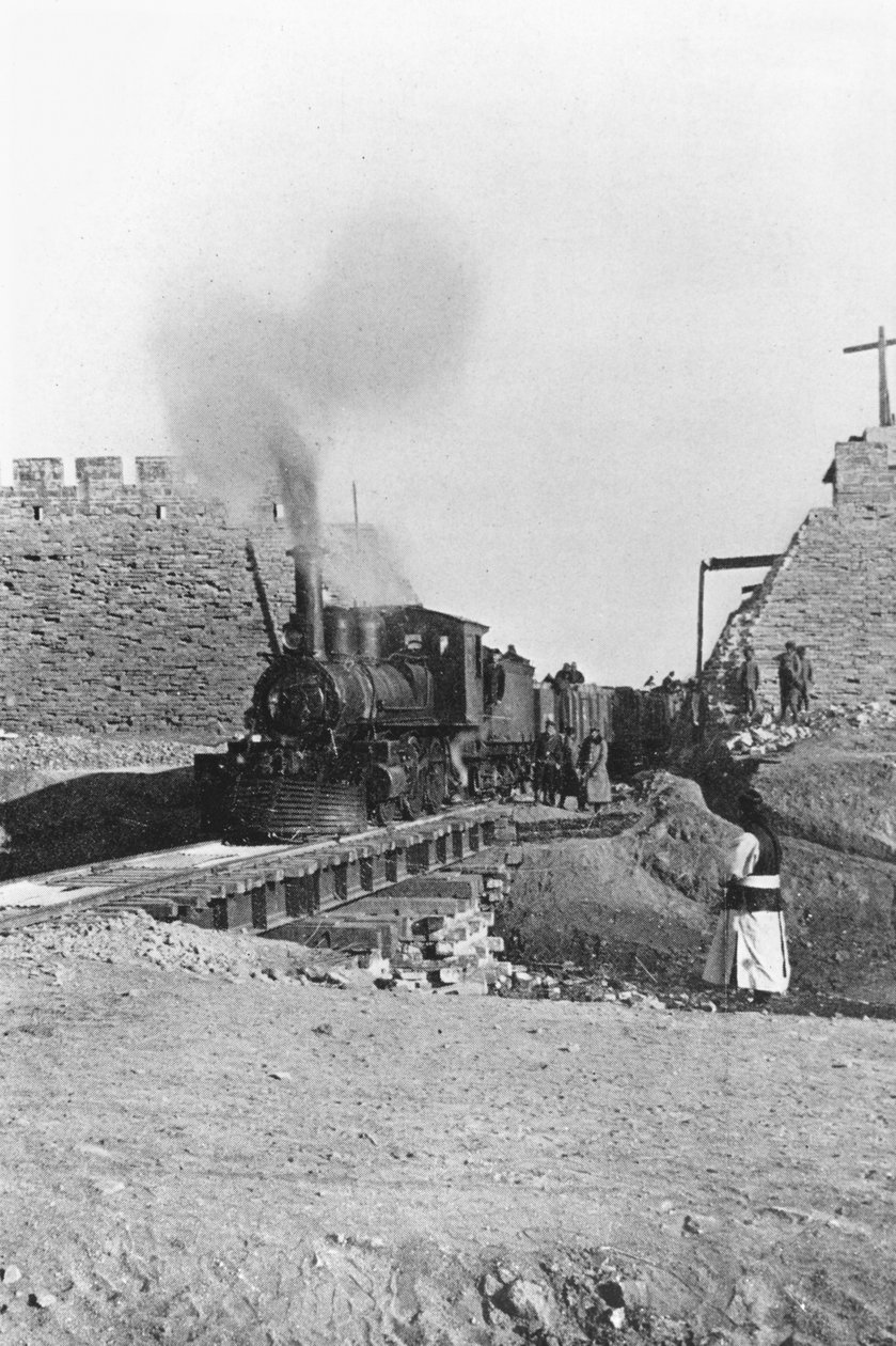 Første tog som passerte gjennom muren til Peking, Kina, ca. 1900 av Chinese Photographer