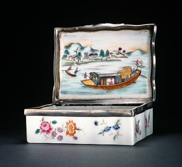 A Mughal Snuff Box, Qianlong Period (1736–95) ca. 1760 (porselen) (se også 314538) av Chinese School