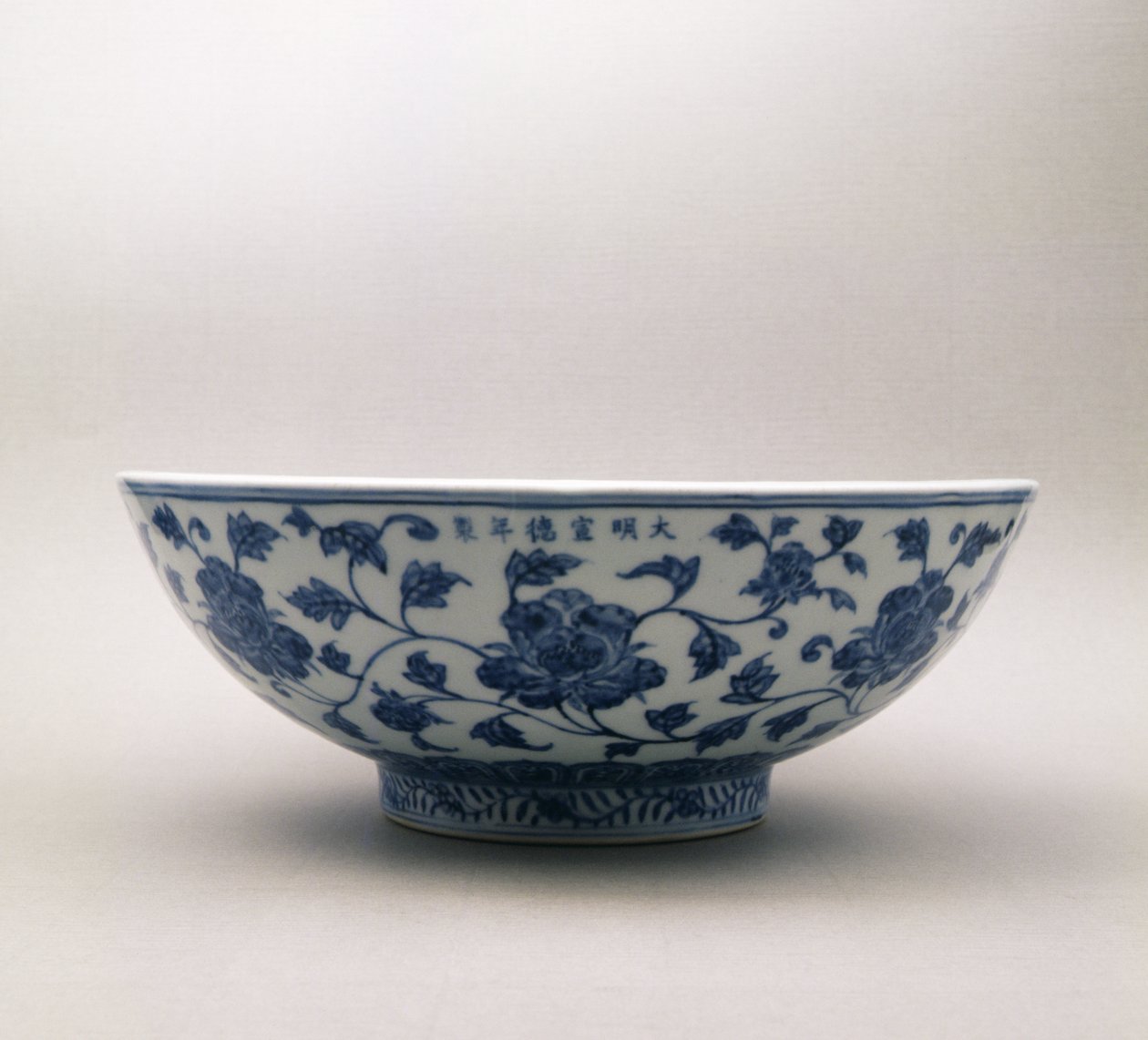Blå og hvit skål med blomsterdekor som bærer regjeringsmerket til Hsuan Te, 1426-35, Ming-dynastiet, 1368-1644 (porselen) av Chinese School