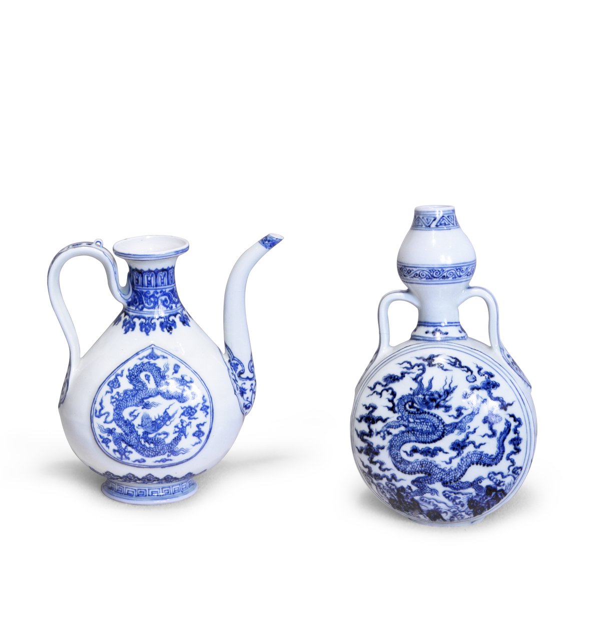 Blå og hvit månekolbe med drager og en blå og hvit ær av metallform fra Nærøsten, begge med blomstrende peon, Hung-wu-periode, 1368-98 (keramikk) av Chinese School