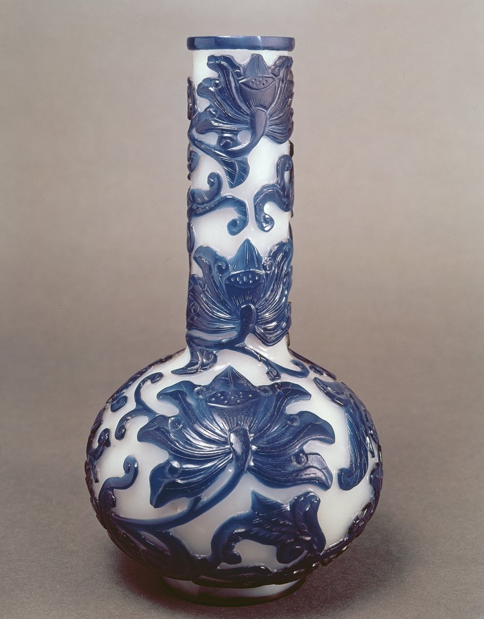 Kinesisk blå og hvit cameo glassflaske, Chien Lung-periode (1736-95) av Chinese School