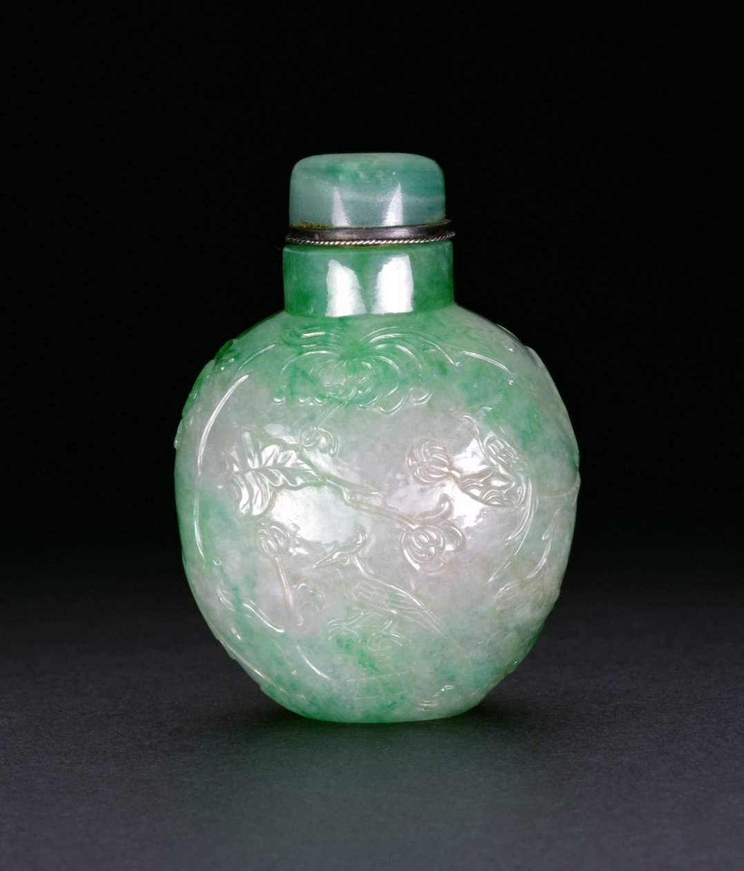 Kolbe dekorert med fasaner og en sommerfugl, ca. 1780-1850 (jade) av Chinese School