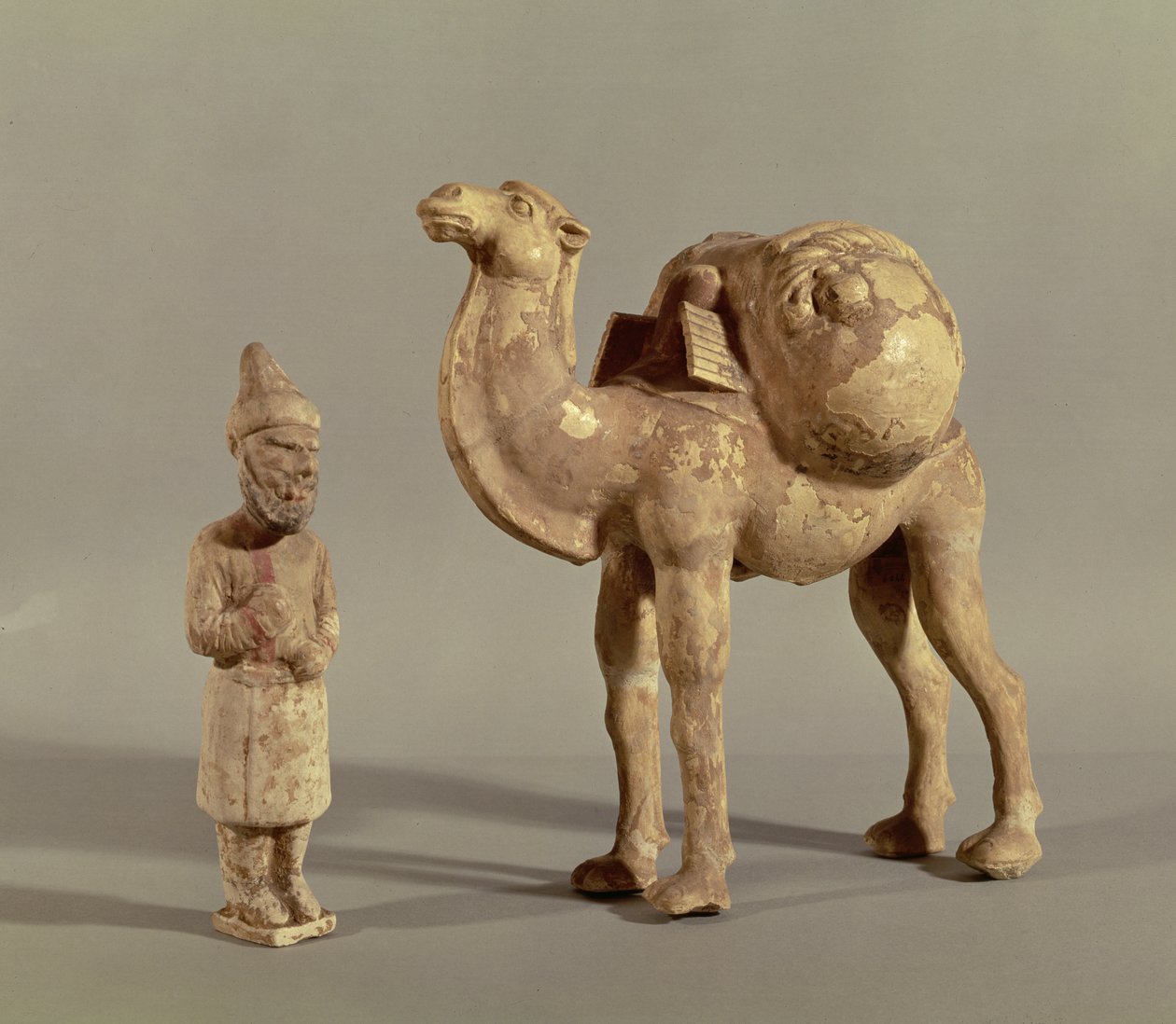 Begravelsesstatuetter av en lastet kamel og en barbarkaravaner, Tang-dynastiet (618-907) av Chinese School