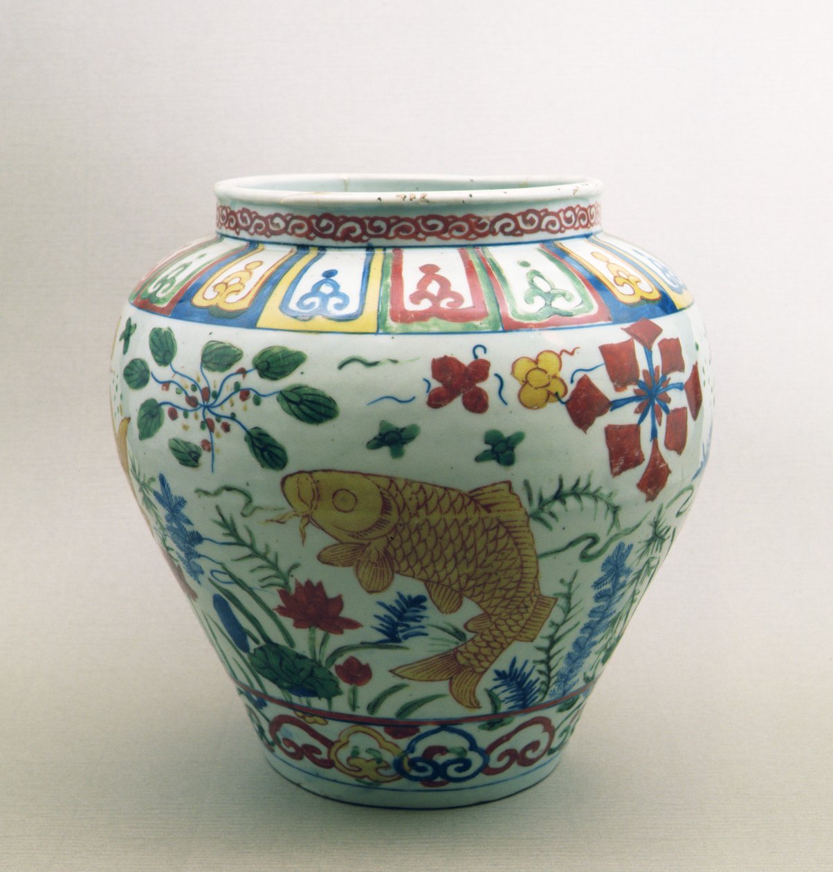 Kuleformet krukke dekorert med fisk og blomster, Chia Ching-perioden (1522-66) av Chinese School