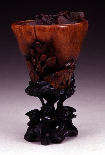 Drivingsbeger, Qianlong-perioden 1736-95, Ching-dynastiet (utskåret nesehornshorn) (se 142653-5 og 142694) av Chinese School