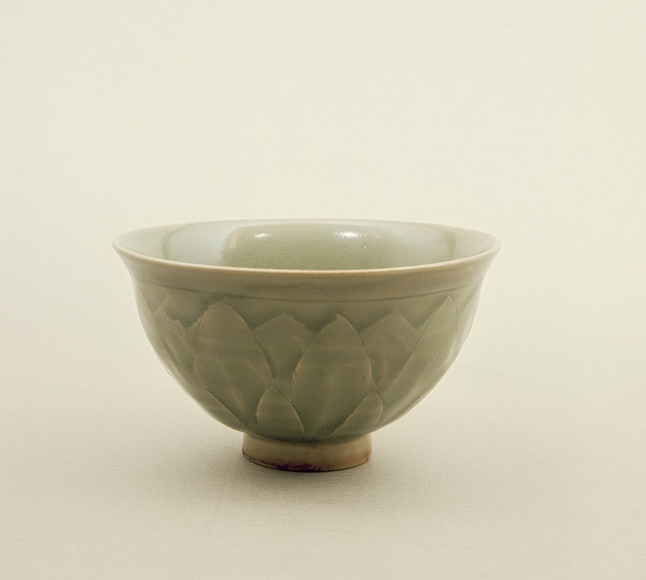 Northern celadon bolle, dekorert med lotusbladdesign, Sung-dynastiet (960-1280) (celadon ware) av Chinese School