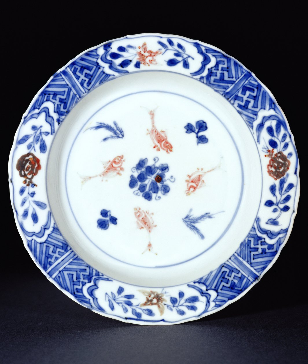 Tallerken dekorert i underglasurblått med innslag av kobberrødt, sent Ming-dynastiet, ca. 1630 (porselen) av Chinese School