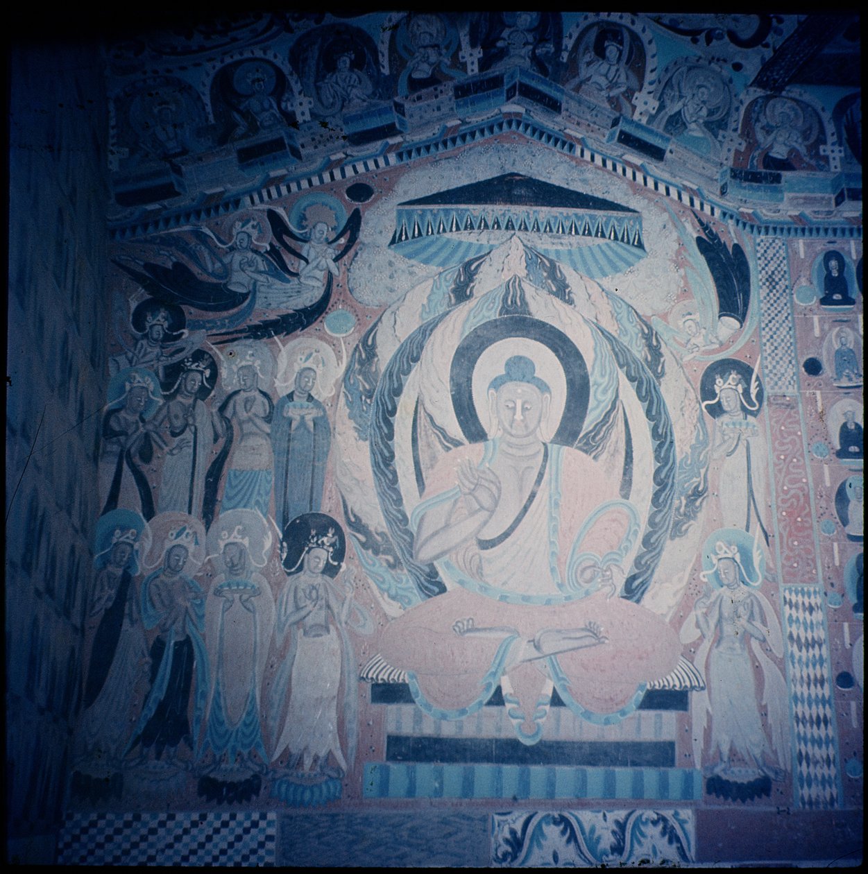 Shakyamuni Buddha-forkynnelse, omgitt av Bodhisattvaer og Aspareser, Nanbeichao II-perioden, 501-580 e.Kr. (hulemaleri) av Chinese School