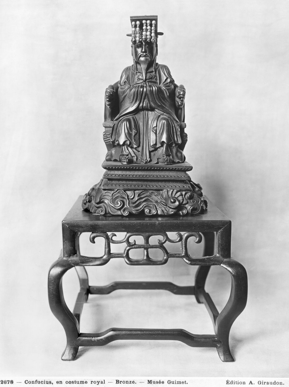 Statuett av Confucius (551-479 f.Kr.) som en mandarin, Qing-dynastiet (1644-1912) (bronse) (se også 186277) av Chinese School