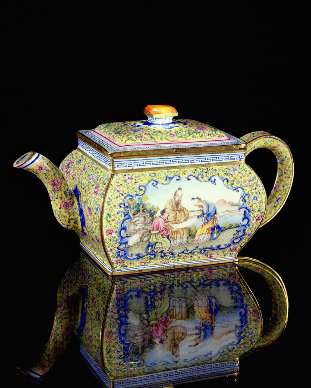 Tekanne dekorert med emalje, Qianlong-periode, 1736-95 (keramikk) av Chinese School