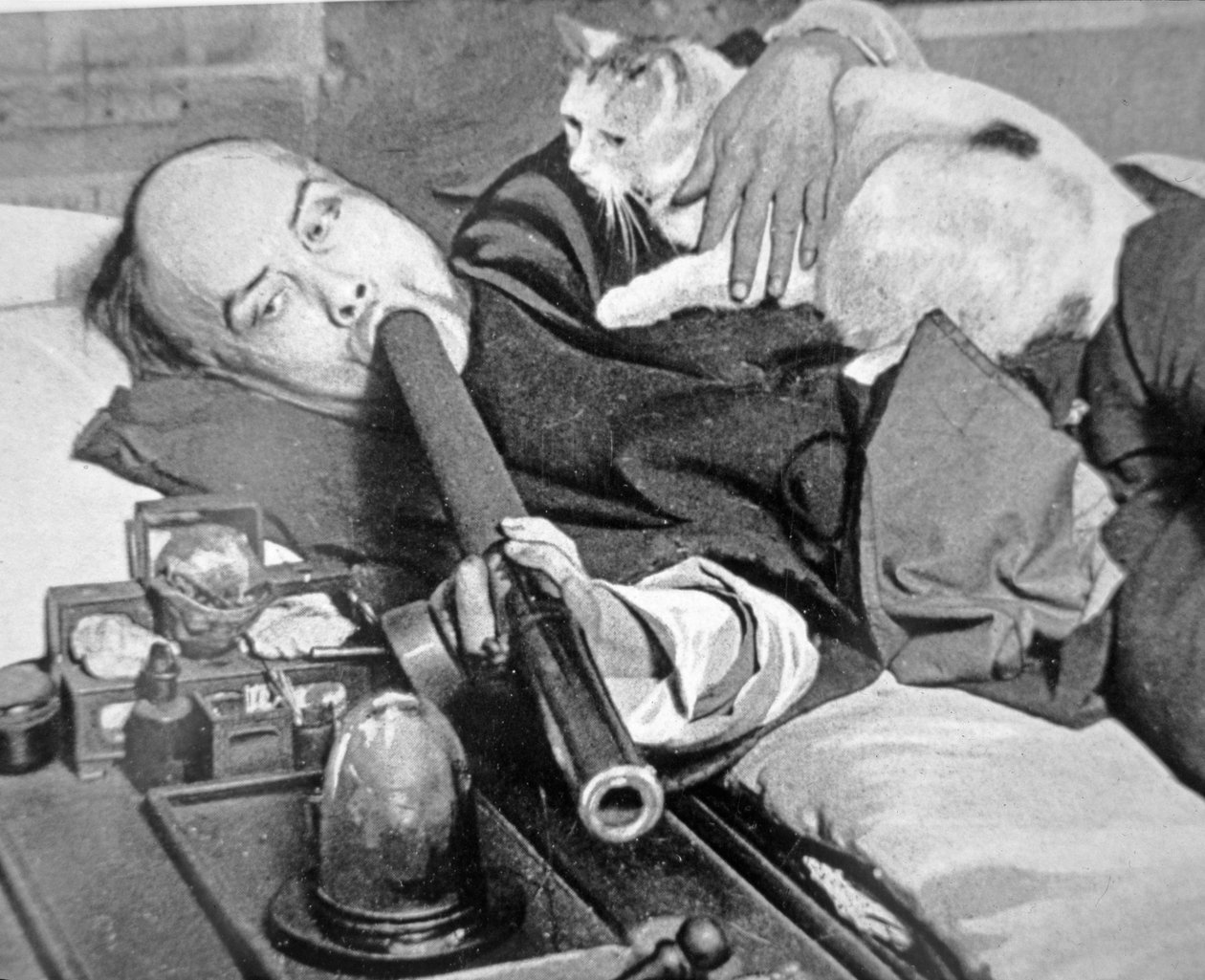 Chinatown, San Francisco - røyker opium, ca. 1900 (s/hvitt-bilde) av Chinese Photographer