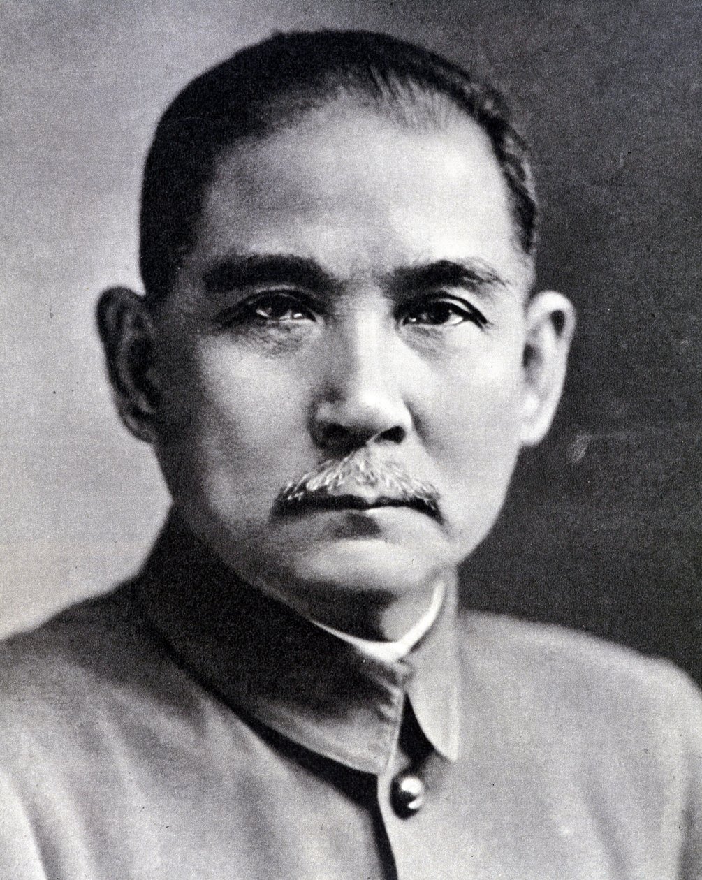 Portrett av Sun Yat-sen (Yat Sen, Zhongshan) (1866-1925), kinesisk revolusjonær og statsmann. av Chinese Photographer