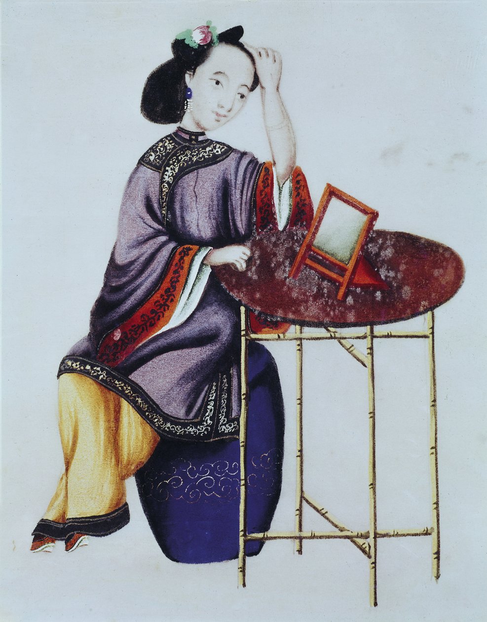 En kinesisk kvinne som ordner håret sitt, Qianlong-perioden (1736-96) av Chinese School