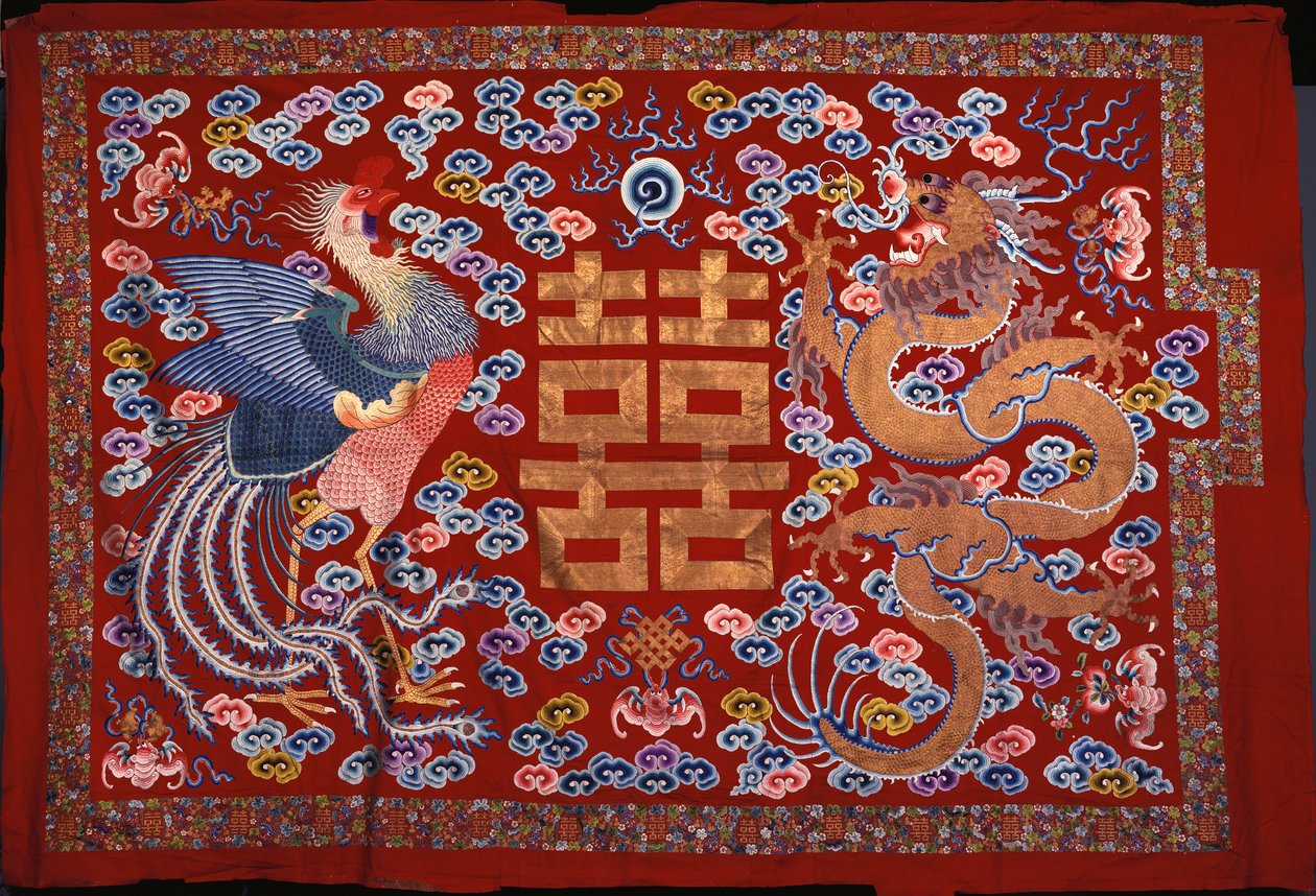 En kinesisk henging av rød ull med en sentral karakter i forgylt tråd flankert av en Phoenix and a Dragon, 1800-tallet av Chinese School