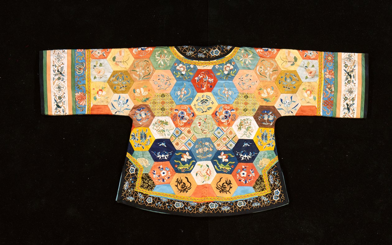 En kinesisk uformell patchwork-frakk, sammensatt av sekskanter av brodert silke av Chinese School