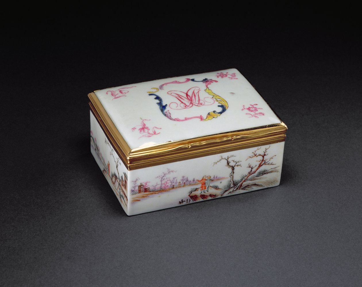 A Monogramed Snuff Box, Qianlong Period (1736-95) ca. 1750 (porselen) av Chinese School