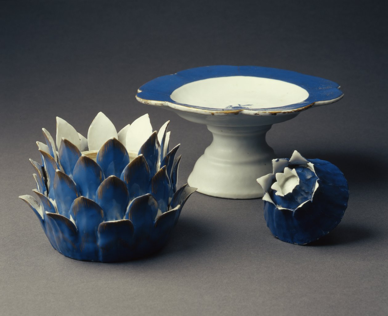 En grønnsaksform Terrine, Cover and Tazza, Jiaqing-perioden (1796-1820) ca. 1800 (porselen) (se også 314544) av Chinese School