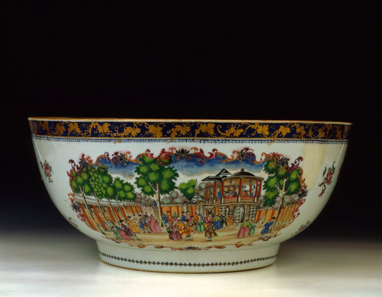 En famille rose "London" punchbowl, med utsikt over Grand Walk, Vauxhall Gardens, ca. 1750-1800 av Chinese School