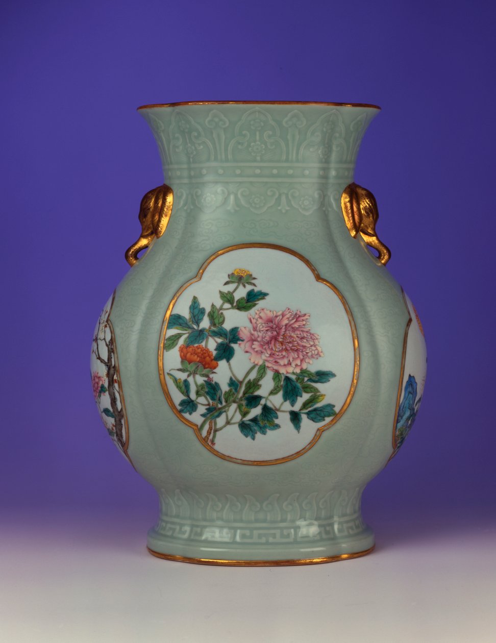 En fin og svært sjelden famille rose celadon slipt vase med en forgylt kontur emalje av prunus og roser, en av fire emaljer som viser "Flowers of the Four Seasons", 1735-1795 av Chinese School