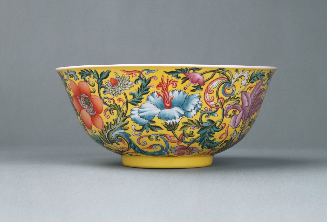 En fin famille rose gulmalt skål, 1821-1850 av Chinese School