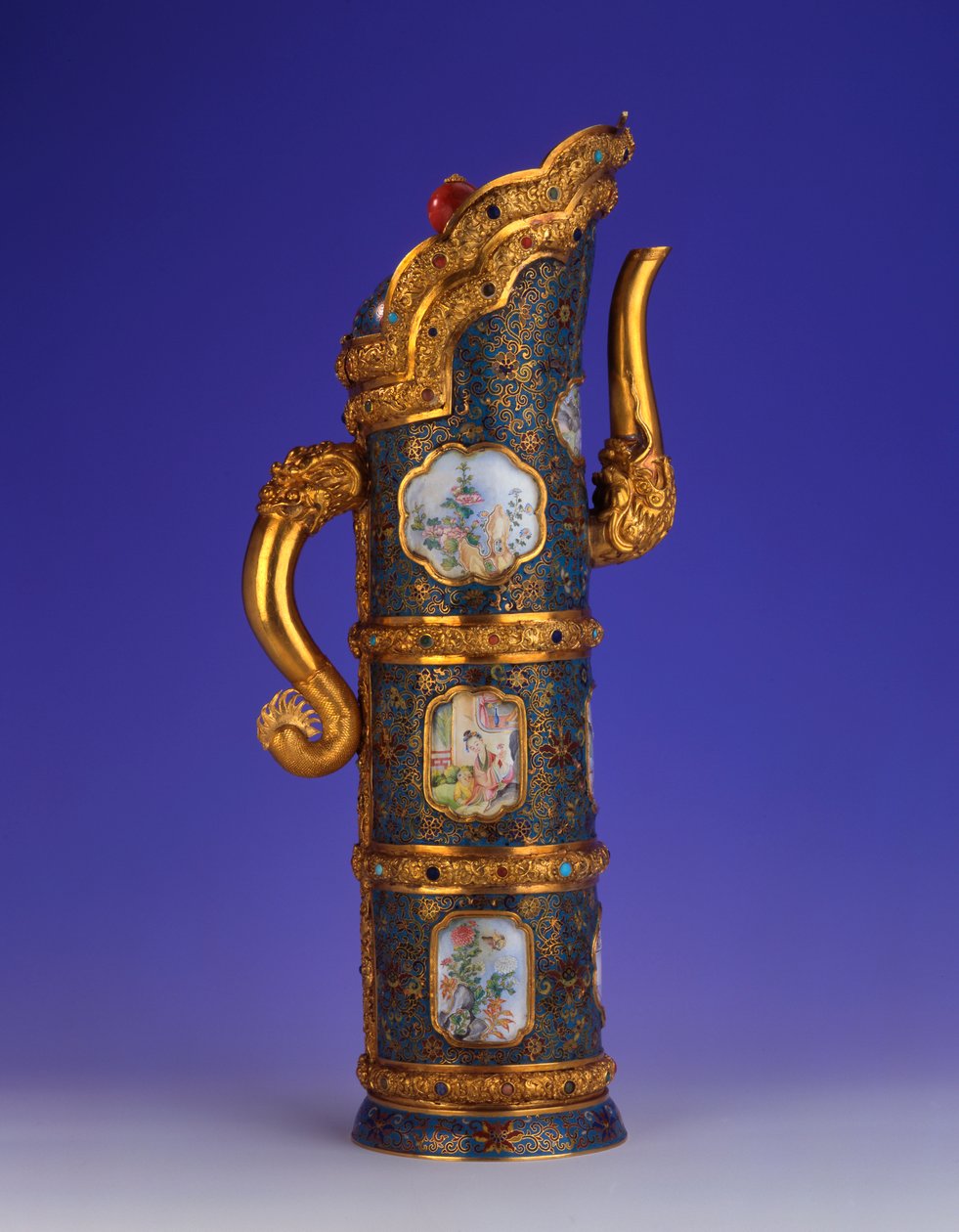 En praktfull keiserlig gull, cloisonne og Beijing emalje ewer, Duomuhu, gravert Qianlong fire-tegn merke og av perioden, Palace Workshops, 1736-1795 av Chinese School