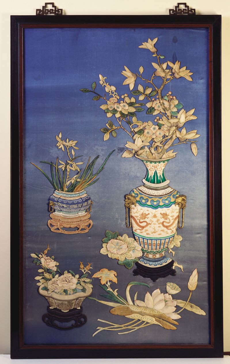 Et silkepanel som viser vaser med kirsebærblomster, magnolia og orkideer og en jardinere med roser blant kvister av lotus, dagliljer og morgenfruer av Chinese School