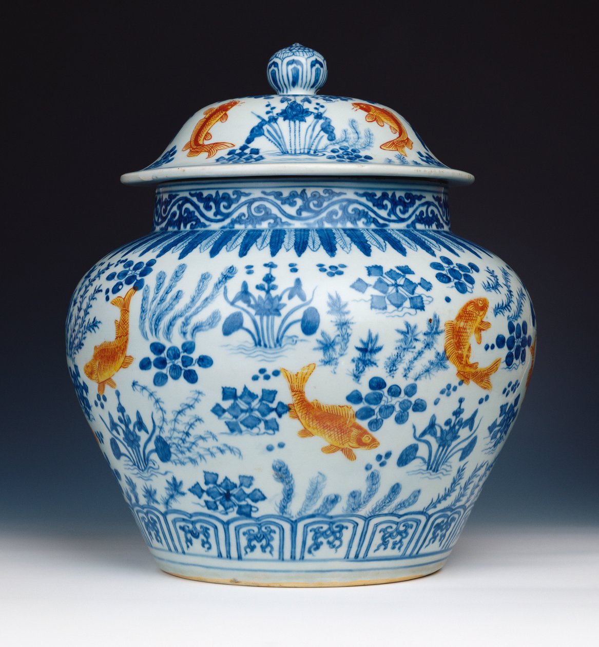 En emaljert blå og hvit "Fish" krukke og deksel, 1522-1566 av Chinese School