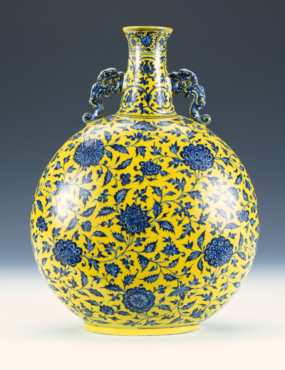 En underglasur blå og gul emaljert måneflaske med peon- og lotusmønster, ca. 1723-1735 av Chinese School