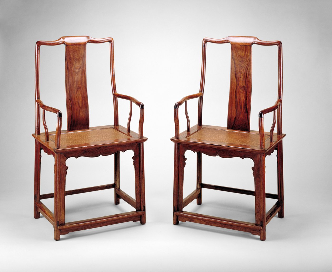 Lenestoler med gjennomgående bærerygg, ca. 1600 (tre) av Chinese School