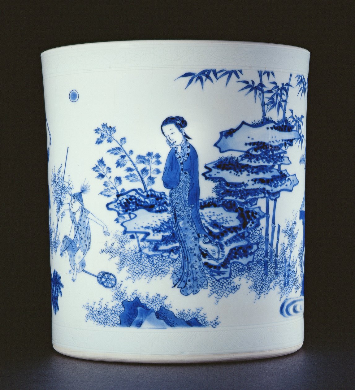 Blå og hvit børstepotte malt med en dame og gutter som leker på hobbyhester i en hage, Chongzheng, 1630-44 (porselen) (se 205937) av Chinese School