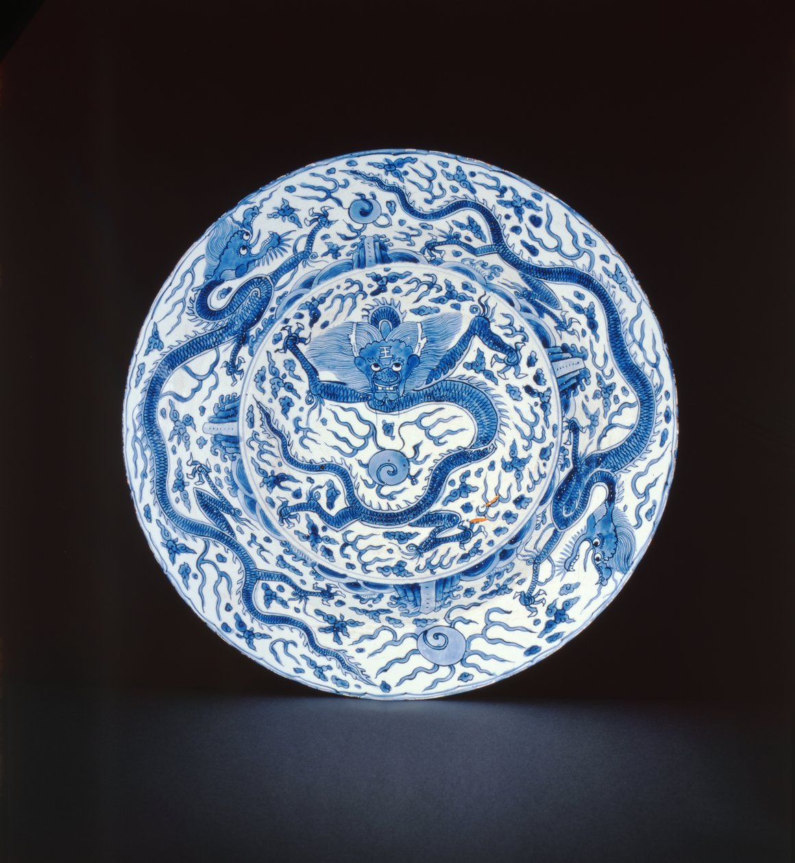 Blått og hvitt fat malt med drager, Wanli eller Chongzheng, 1600-35 (porselen) av Chinese School