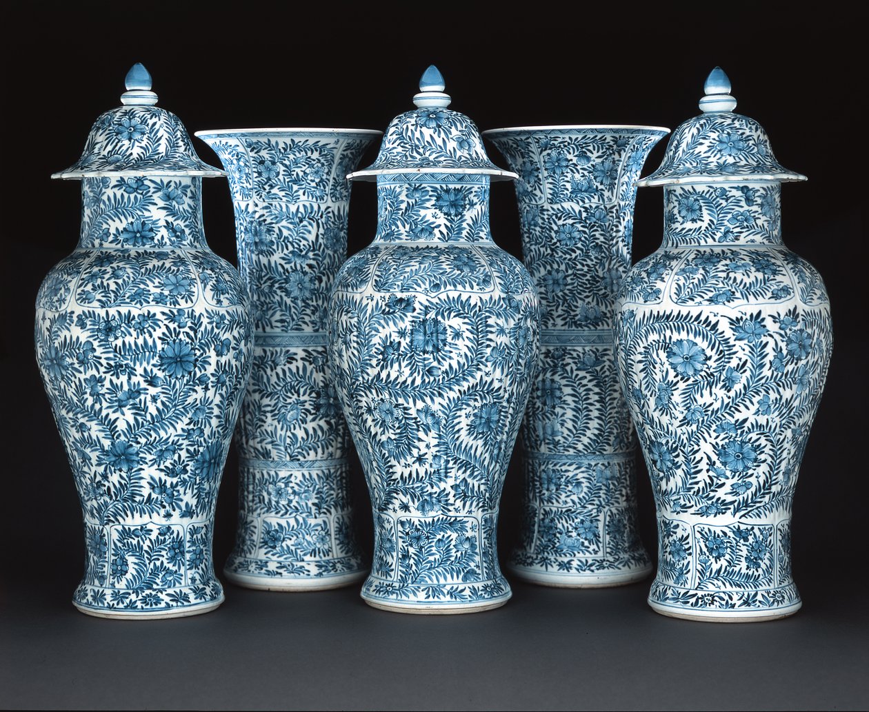 Blått og hvitt garnityr, Kangxi-perioden (1662-1722) (porselen) av Chinese School